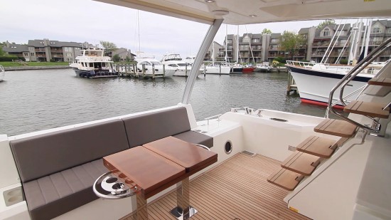 Flybridge cockpit